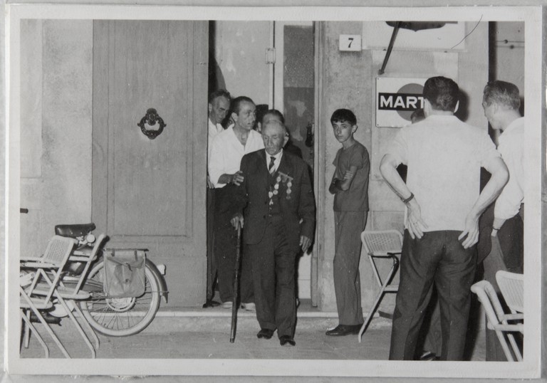 Poggibonsi, 18-19 luglio 1964, XX° anniversario della liberazione e conferimento ad Alcide Cervi della cittadinanza onoraria. Alcide Cervi esce da un palazzo